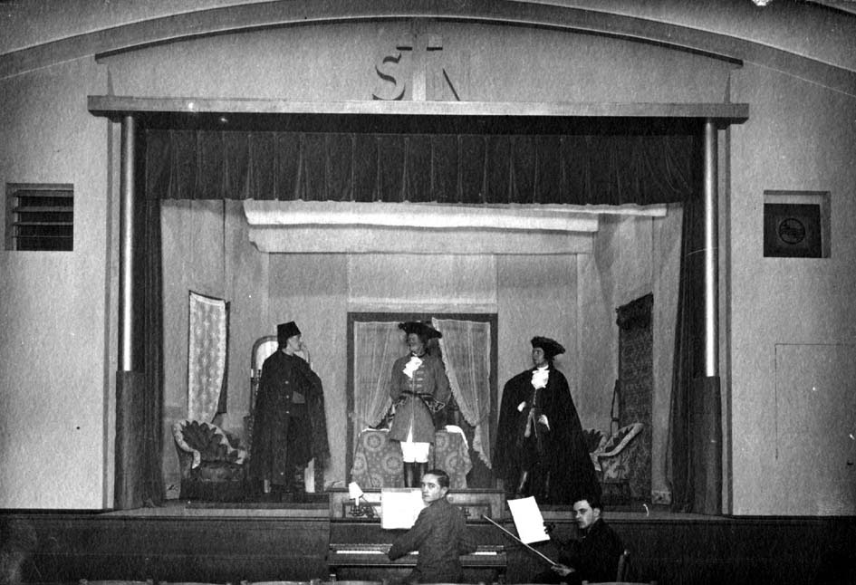 Scène de théâtre : les mousquetaires.
