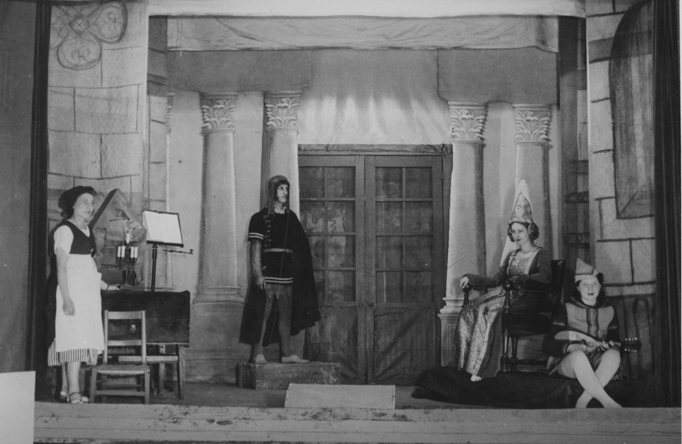 Scène de théâtre d'inspiration médiévale.
