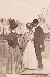 Trois personnes sur le ponton du Riverside