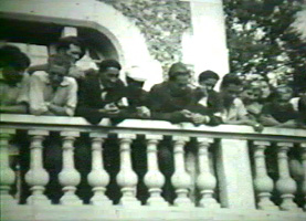 Rassemblement dans le jardin de la Villa du Parc.
