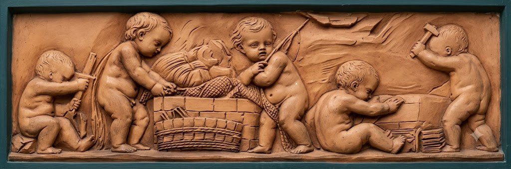 Bas relief de la villa Le Vieux Moulin